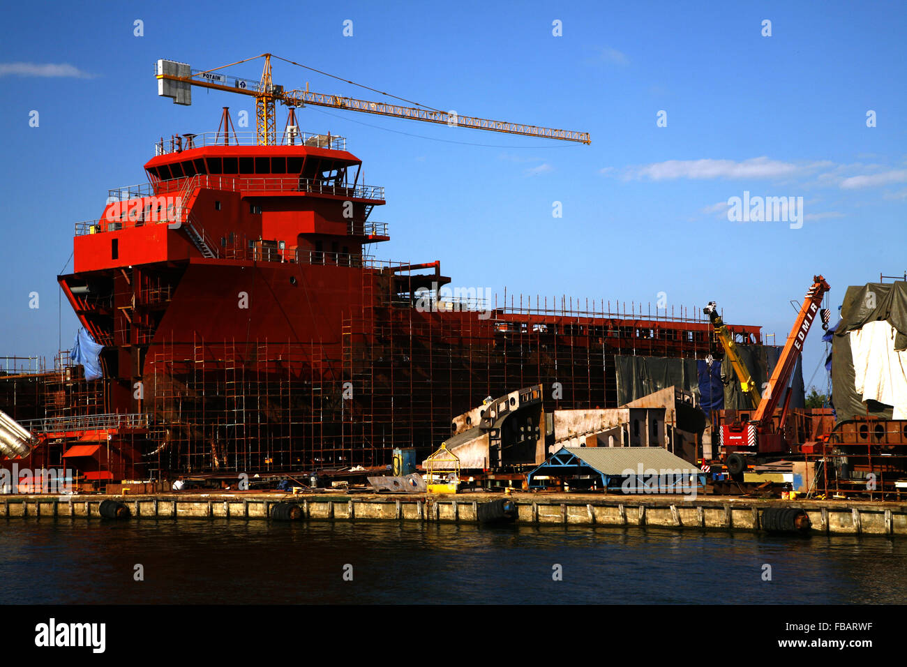Sur chantier naval de Gdansk, Pologne avec grue Banque D'Images
