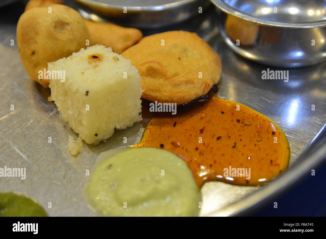 Repas indien appelé Thali avec différents aliments Banque D'Images