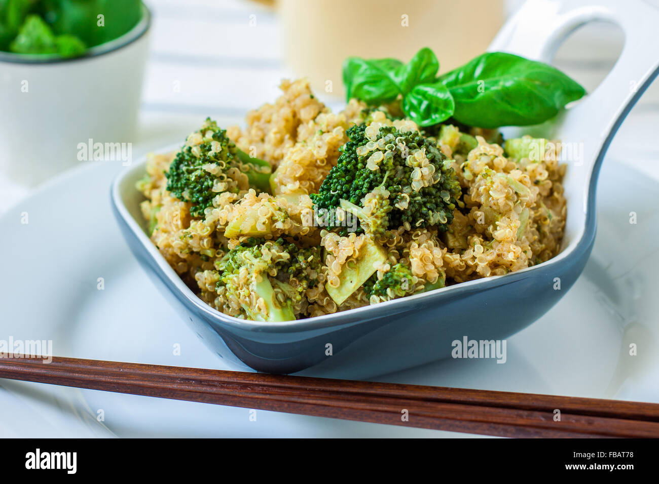 Le quinoa avec brocoli courgette et basilic nourriture vegan Banque D'Images