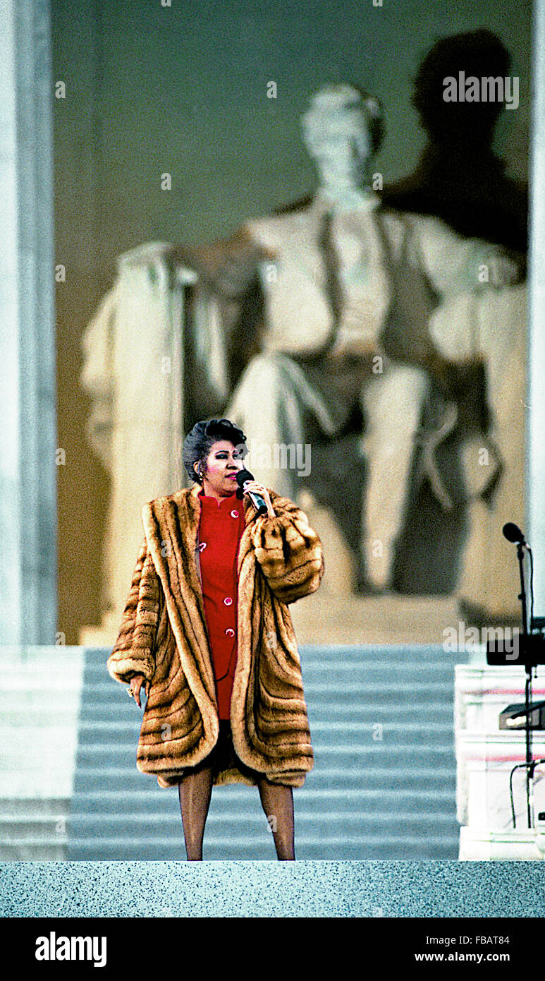 Washington, DC., USA, 17 janvier 1993 Réunion de l'Amérique sur le Mall et a duré deux jours, festival multi-étape dans le cadre de la présidentielle 1993 célébration inaugurale, tenue du 17 janvier Ð19. Les deux heures de concert en plein air qui a lancé le festival a fêté l'Inaugural Clinton/Gore. Aretha Franklin diffuse des sa signature "Respect" vocal pendant le concert au Lincoln Memorial Crédit : Mark Reinstein Banque D'Images