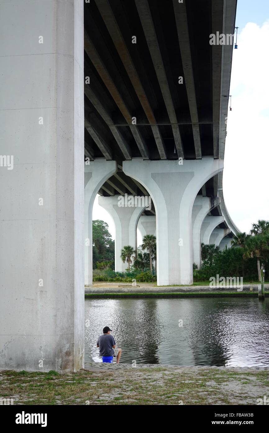 Le pêcheur au pont de Flagler Beach Banque D'Images