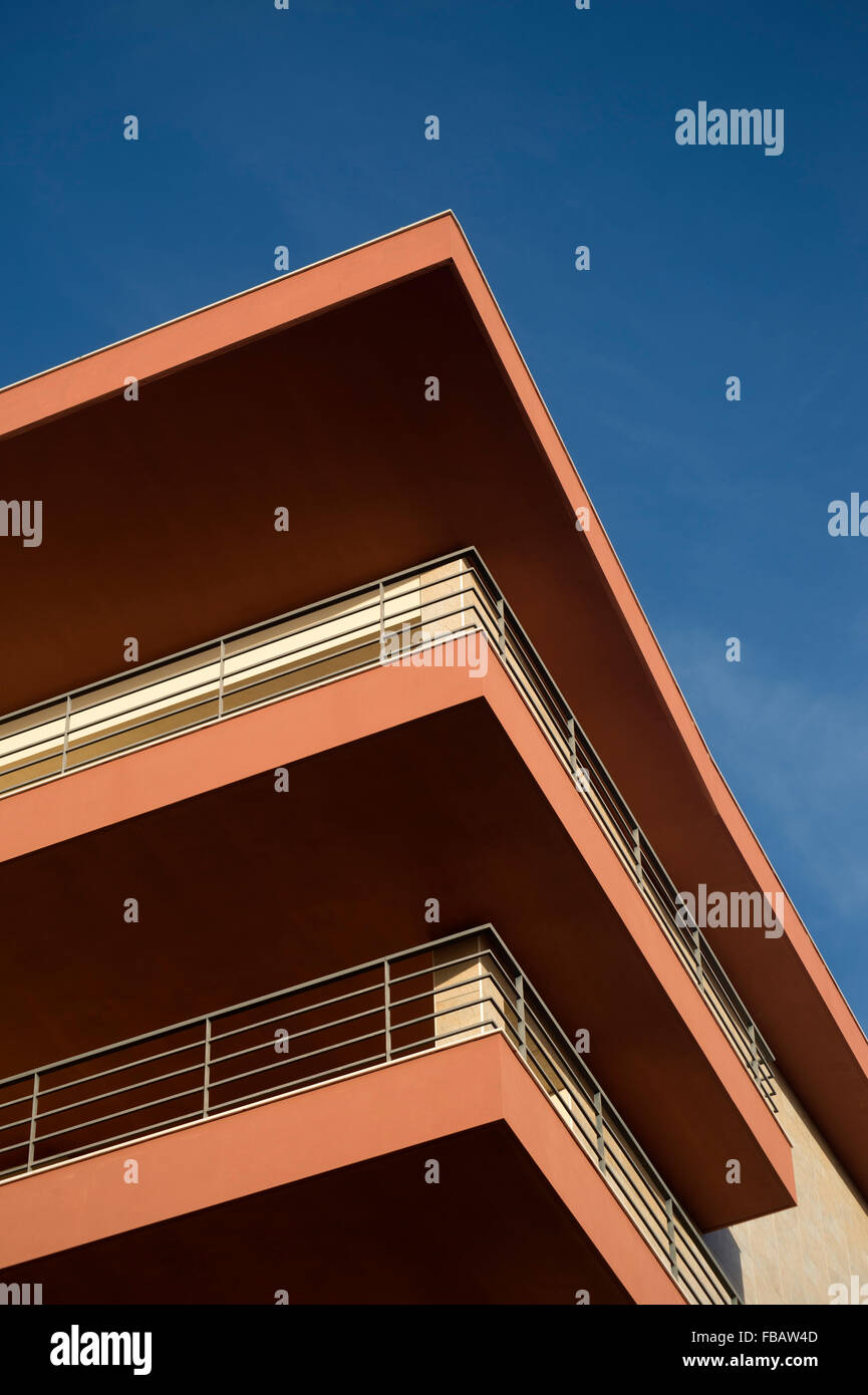 De l'extérieur d'un bloc appartement moderne Banque D'Images