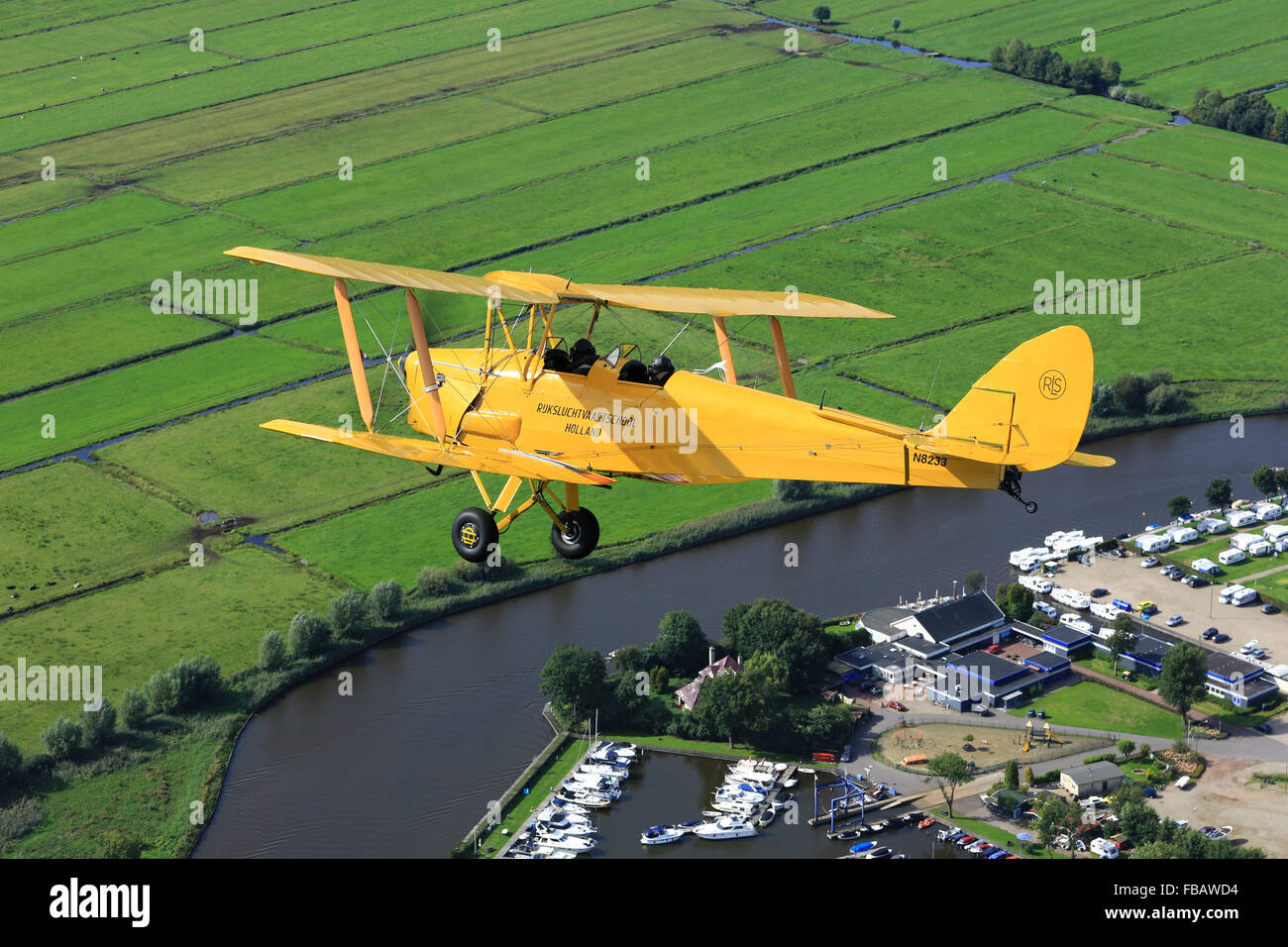 Un de Havilland Tiger Moth biplan sur la campagne néerlandaise Banque D'Images