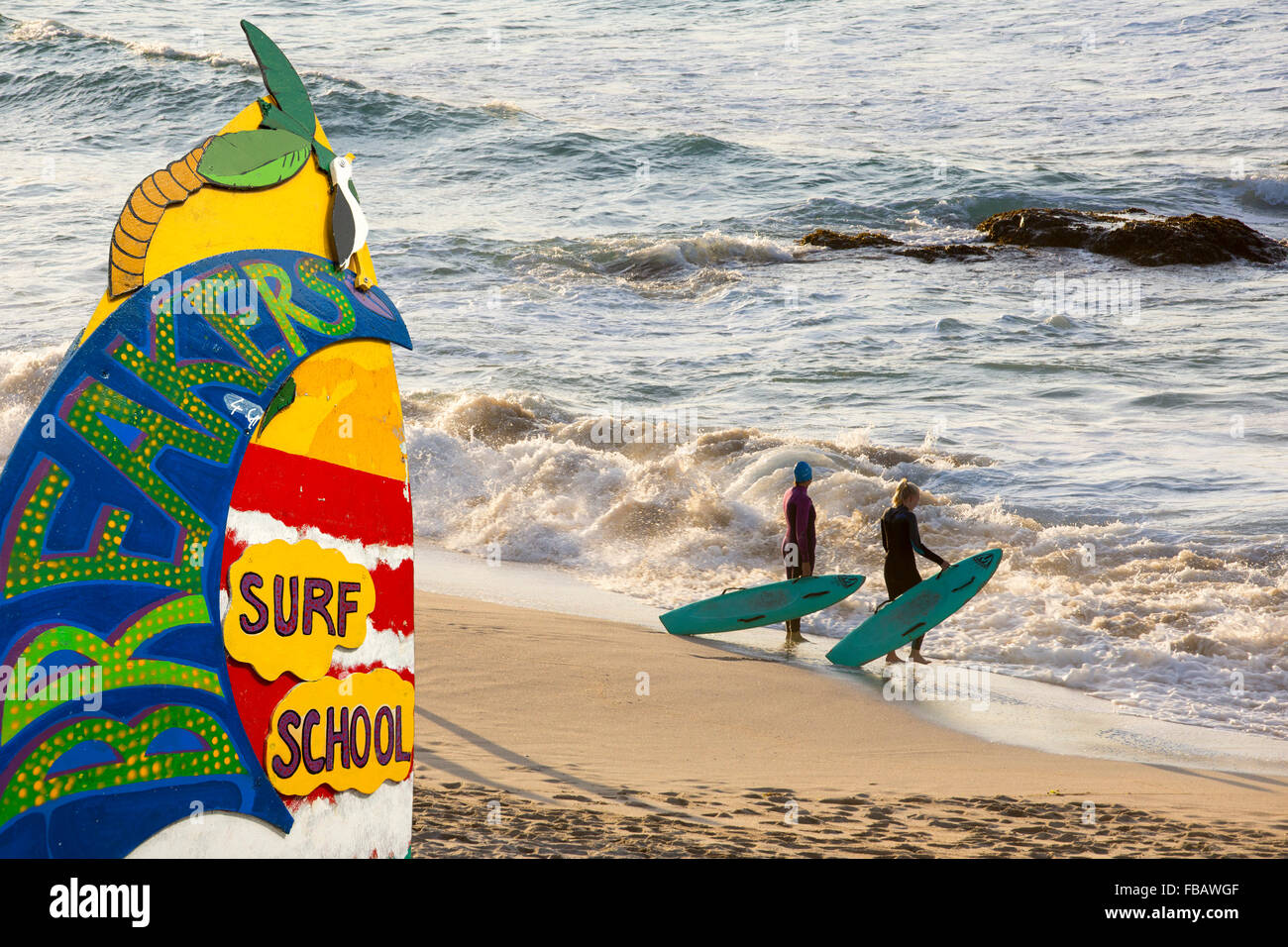 Les surfeurs sur la plage de Porthmeor à St Ives, Cornwall, UK. Banque D'Images