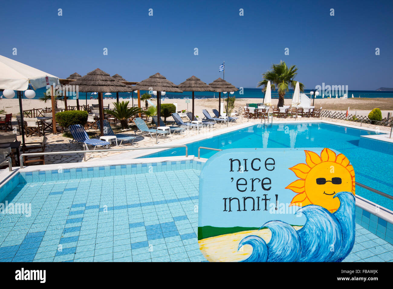 Une piscine à une station de vacances bar près de Sivota, Grèce. Banque D'Images