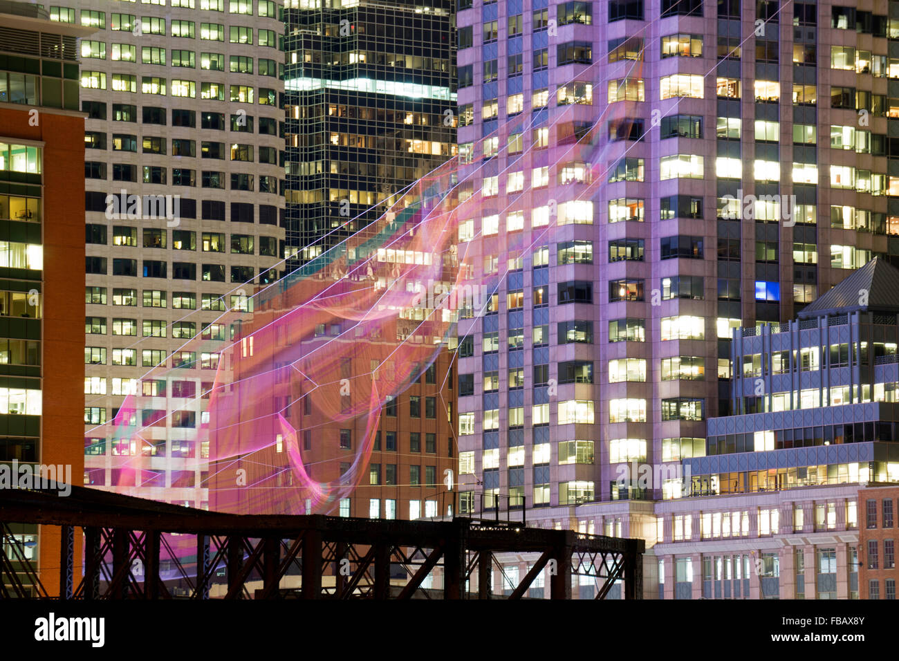 -Villes la nuit- Janet Echelman série sculpture net au-dessus de Kennedy Greenway à Boston dans la nuit près de Boston Harbor Banque D'Images