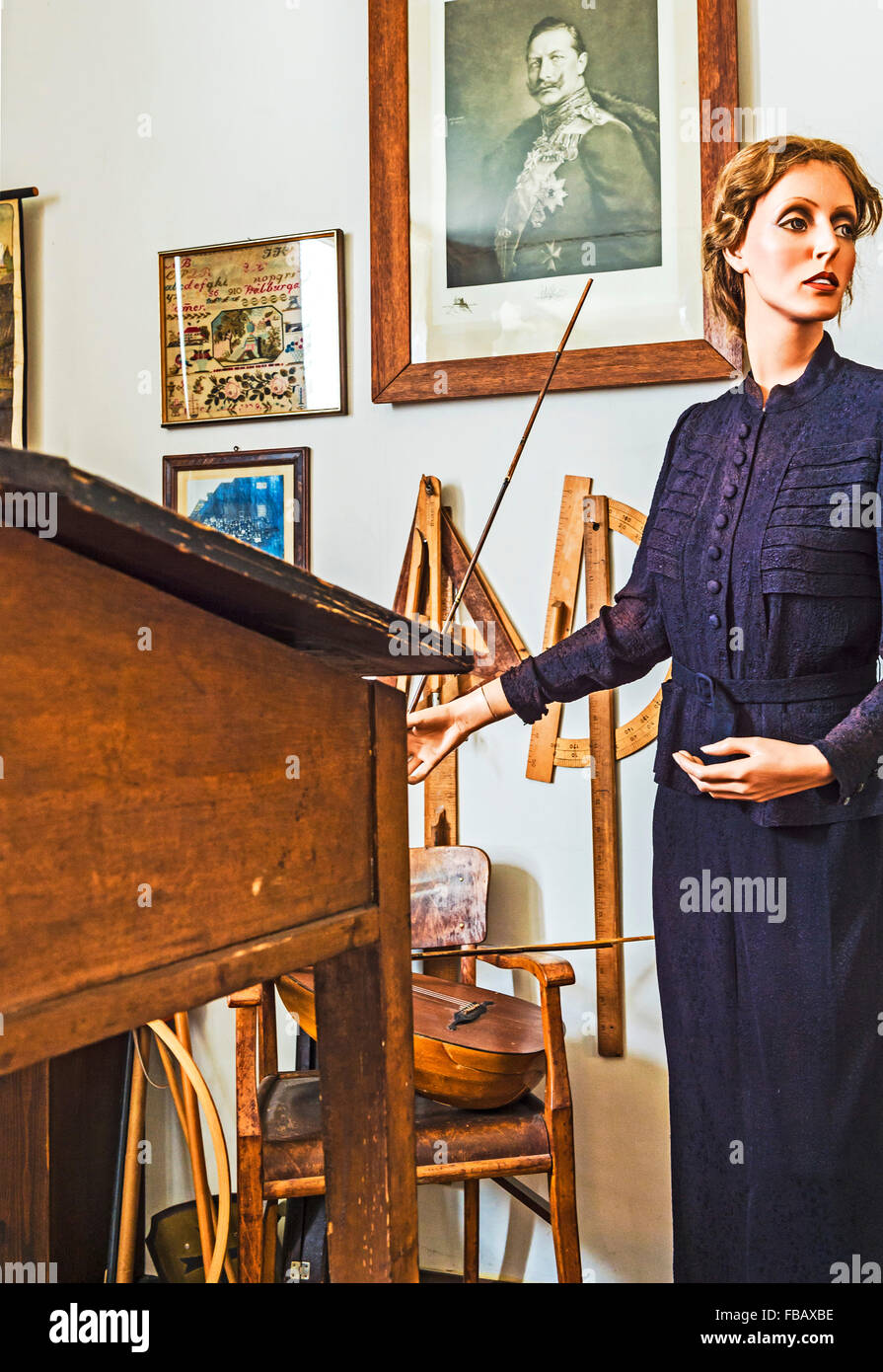 Historique ancienne classe avec femme enseignant, altes historisches salle mit Lehrerin Banque D'Images