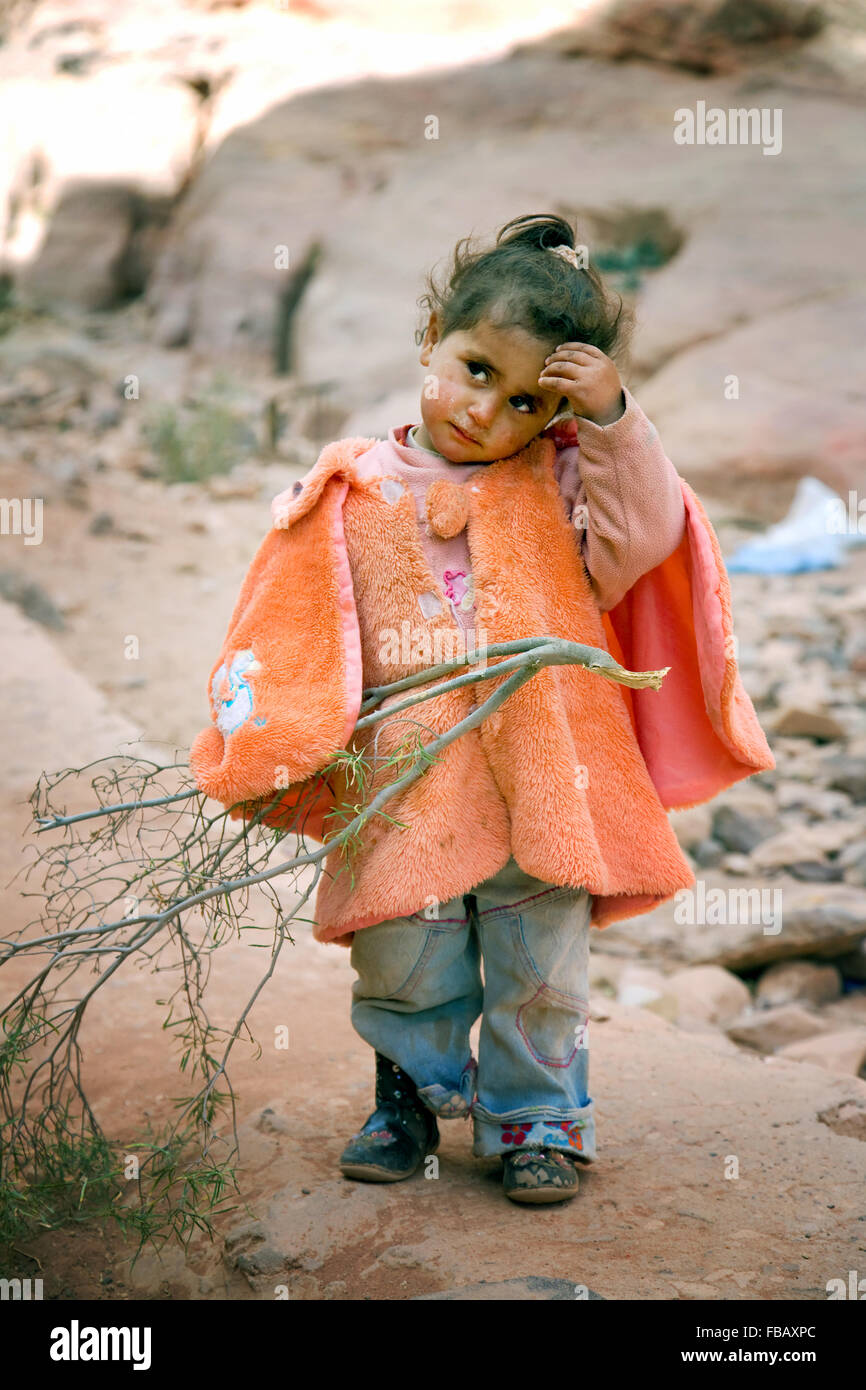 Un jeune de 3-4 ans fille musulmane bédouine jordanienne enfant, Pétra, en Jordanie, Moyen-Orient, Asie Banque D'Images