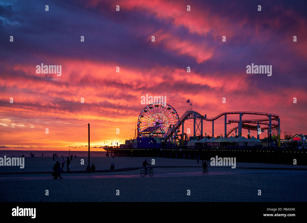 Coucher de soleil derrière la grande roue à Santa Monica, en Californie. Banque D'Images
