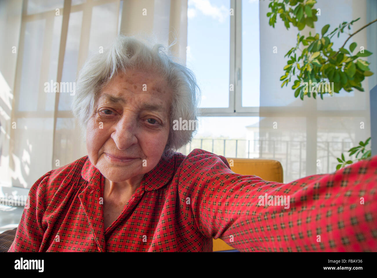 Prendre une femme âgée. selfies Banque D'Images