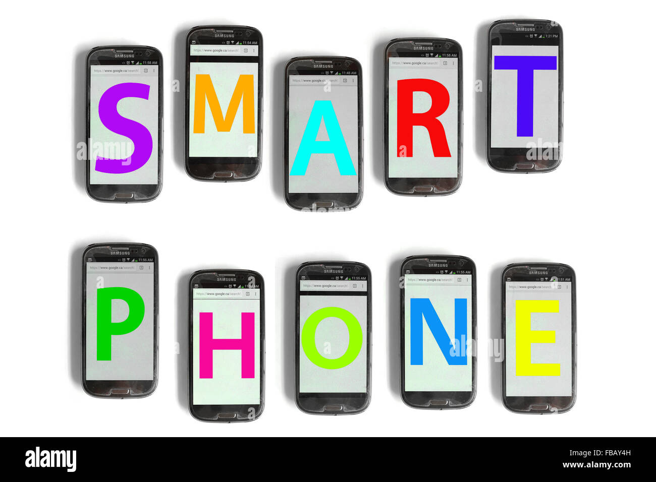 Smart Phone en toutes lettres sur les écrans de téléphone mobile photographié sur un fond blanc. Banque D'Images