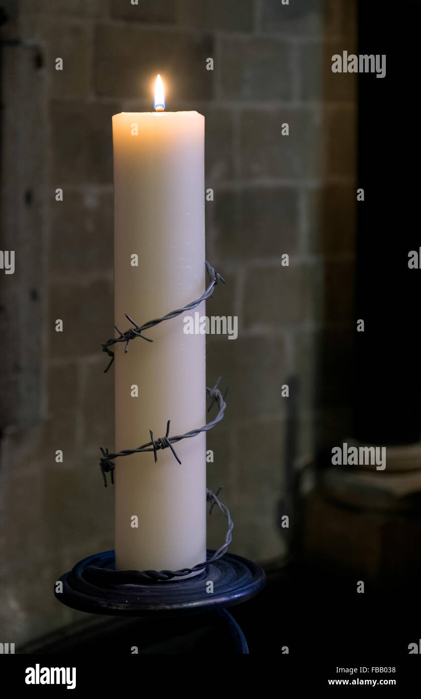 La combustion de la bougie d'Amnesty International dans la Cathédrale de Canterbury Banque D'Images