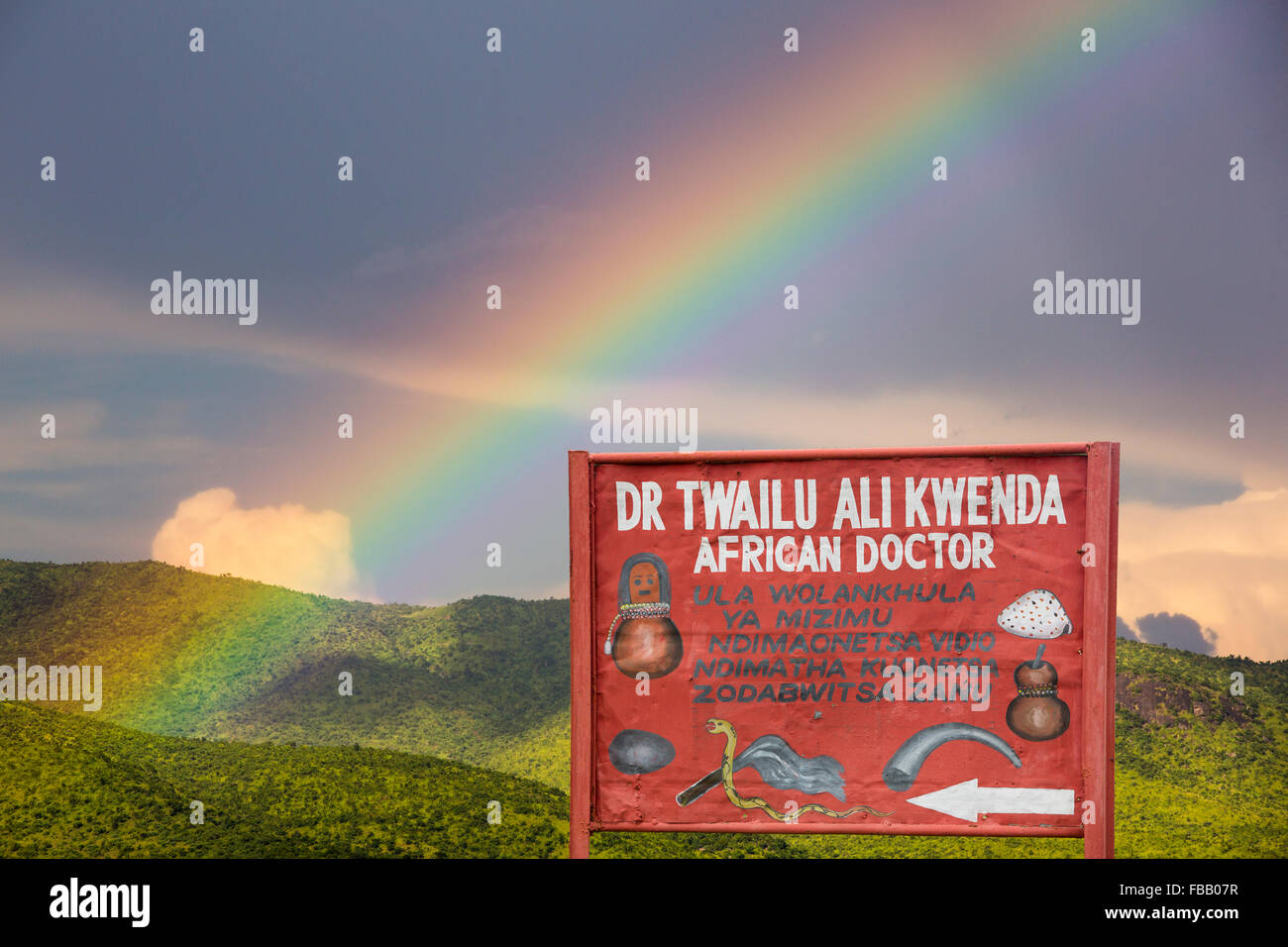 Un arc-en-ciel sur la vallée du Shire dans le sud du Malawi, l'Afrique avec un médecin traditionnel sign Banque D'Images