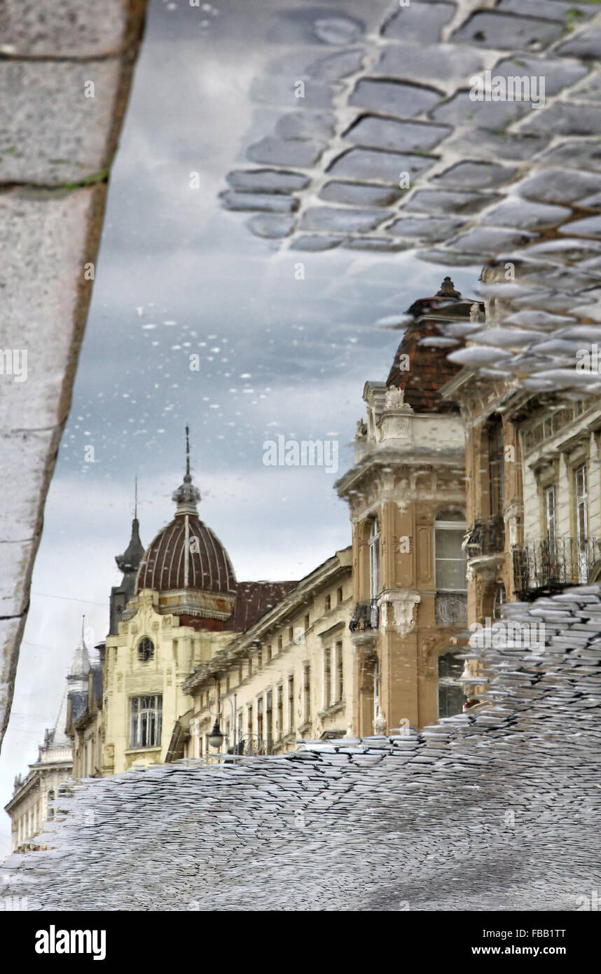 Bâtiments de la rue se reflétant dans une flaque d'eau après la pluie, la ville de Lviv, Ukraine Banque D'Images