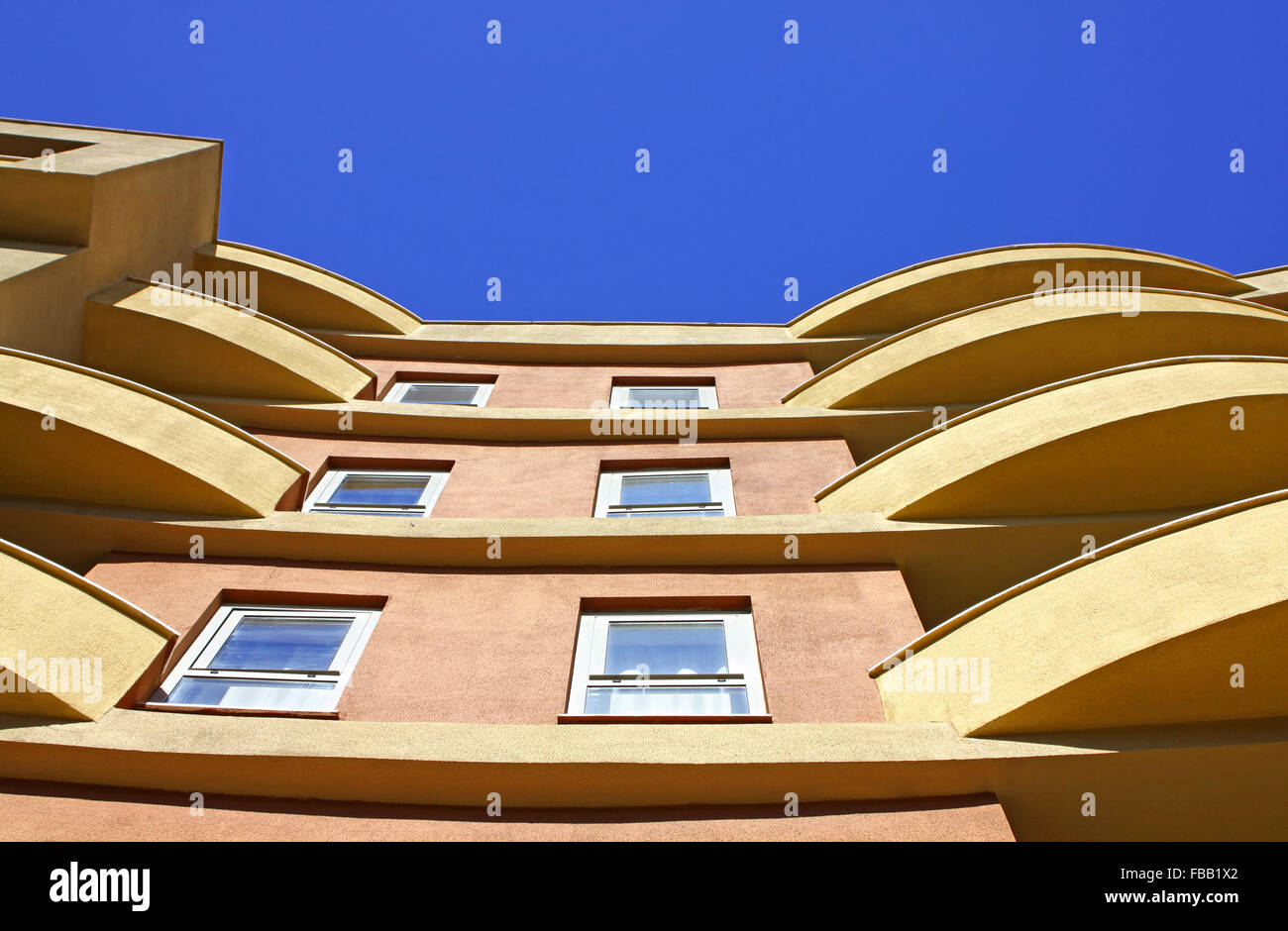 Close-up immeuble moderne avec un fond de ciel bleu Banque D'Images