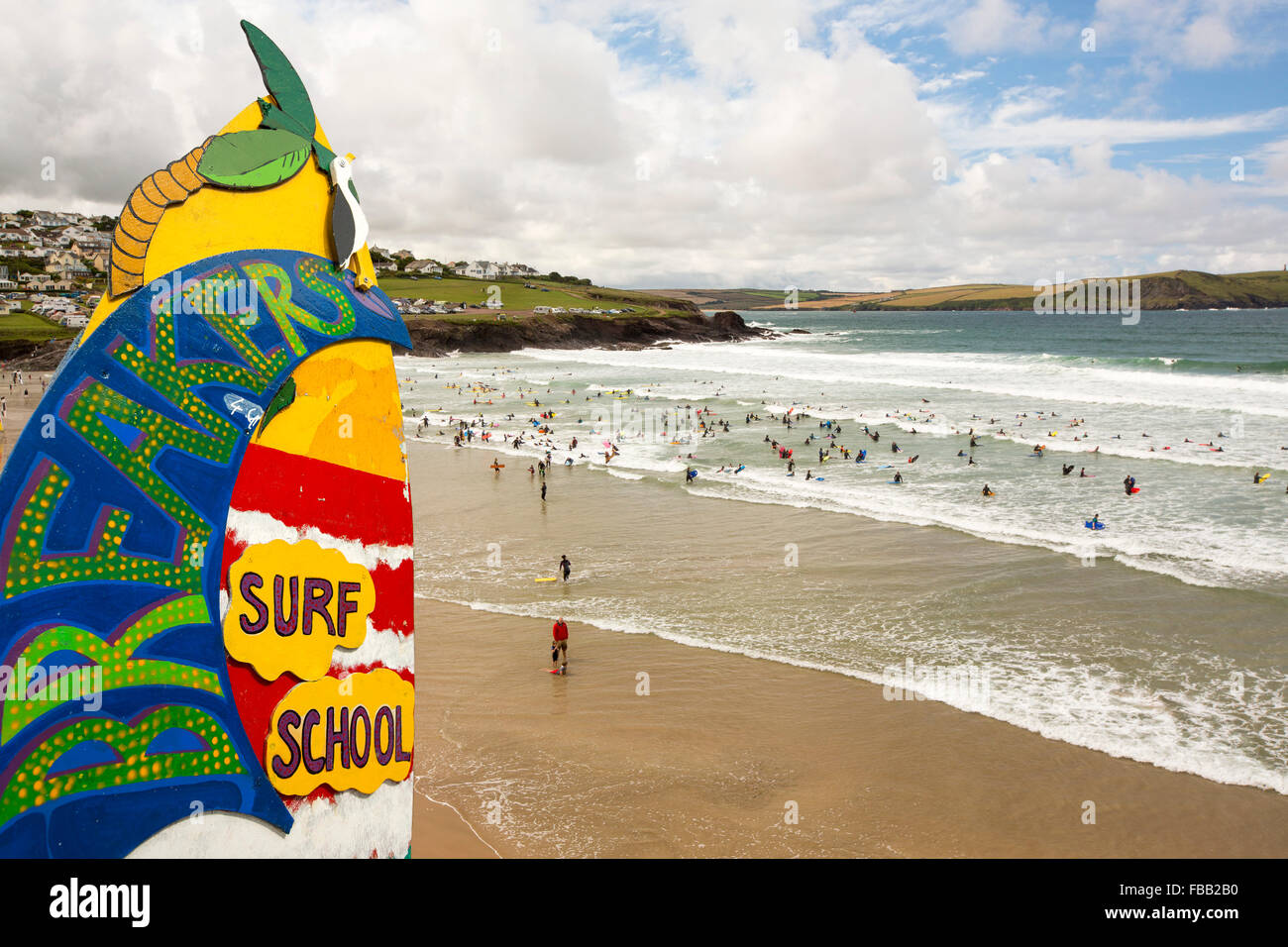 Surf en la houle à Polzeath, Cornwall, UK. Banque D'Images