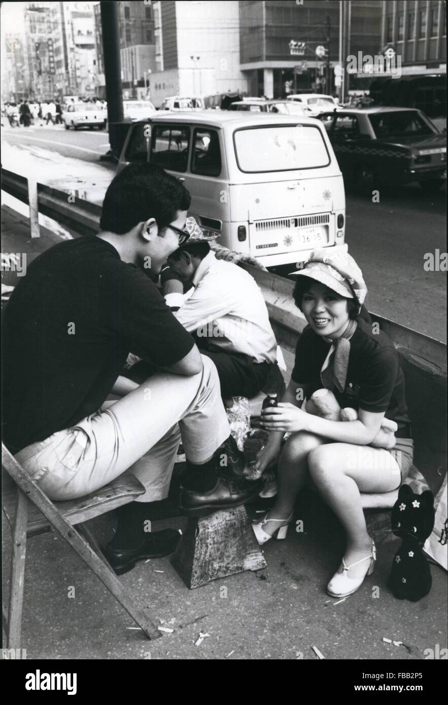 1972 - ''Hot-Pants'' Cireur Girl à Tokyo : Mme Taeko Suzuki, un 20-ans ex hôtesse de cabaret dans la préfecture de Chiba, au Japon est devenu un cireur fille dans la rue principale de Tokyo, Ginza, comme elle dit qu'elle est fatigué de travailler dans un cabaret, et veut gagner plus d'argent. weating 'hot-pants' Taeko attire de nombreux clients parmi les poussettes mâle o Ginza bon nombre d'entre eux dont les chaussures n'est guère besoin de le nettoyer. Chaque jour, elle apporte sa ''teddy-bear'' et black-cat'' mascot avec elle pour la chance. (Crédit Image : © Keystone Photos USA/ZUMAPRESS.com) Banque D'Images