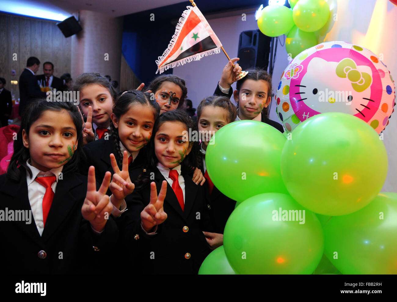 Damas, Syrie. 13 Jan, 2016. Un groupe d'enfants syriens de prendre part à une partie, l'hébergement pour les enfants de la République des soldats qui ont été tués pendant le conflit syrien à Damas, capitale de la Syrie, le 13 janvier 2016. Credit : Ammar/Xinhua/Alamy Live News Banque D'Images