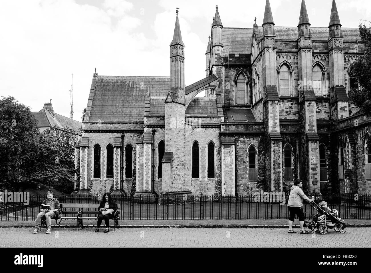 La Cathédrale St Patrick à Dublin l'Irlande est un endroit très agréable pour une promenade, pour lire un livre, ou de pousser un landau. Banque D'Images