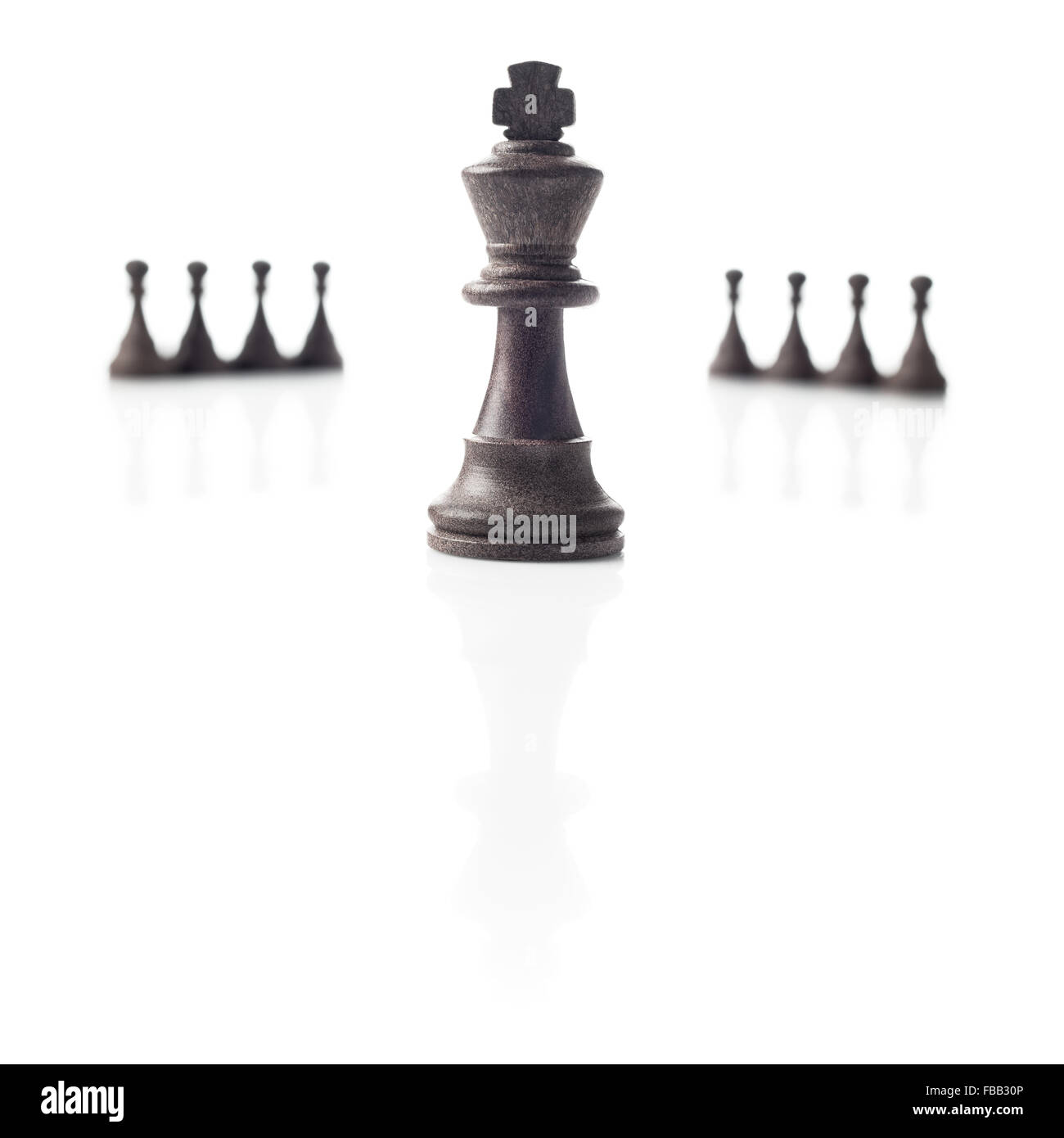 Les échecs. Roi noir, huit pions hors foyer et leurs ombres sur fond blanc. La puissance, la concurrence ou concept de leadership Banque D'Images