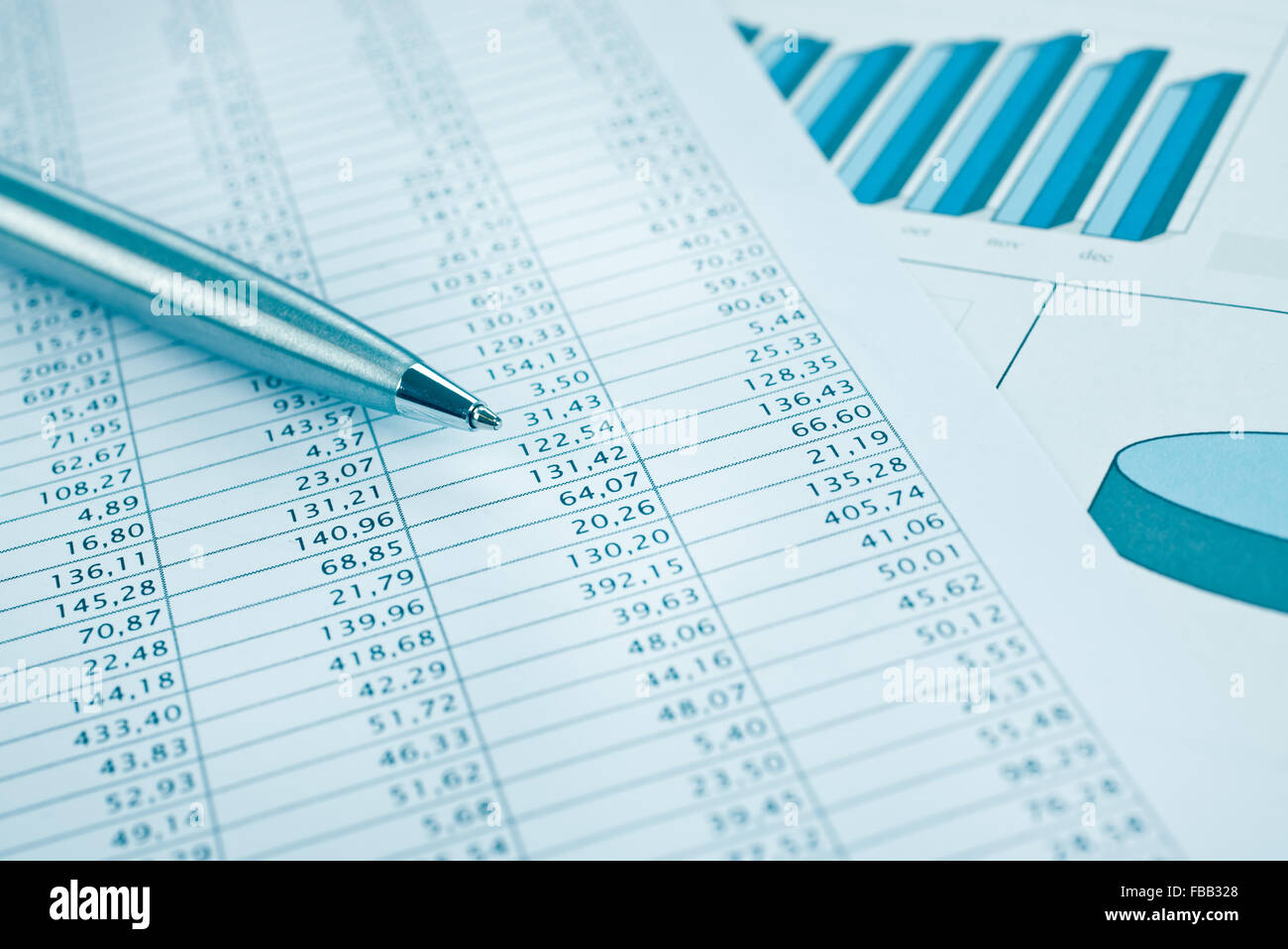 Rapport de données d'affaires de près. Stock Montly stats. Impression couleur d'encre du papier et un stylo. Dans les tons bleu. Banque D'Images