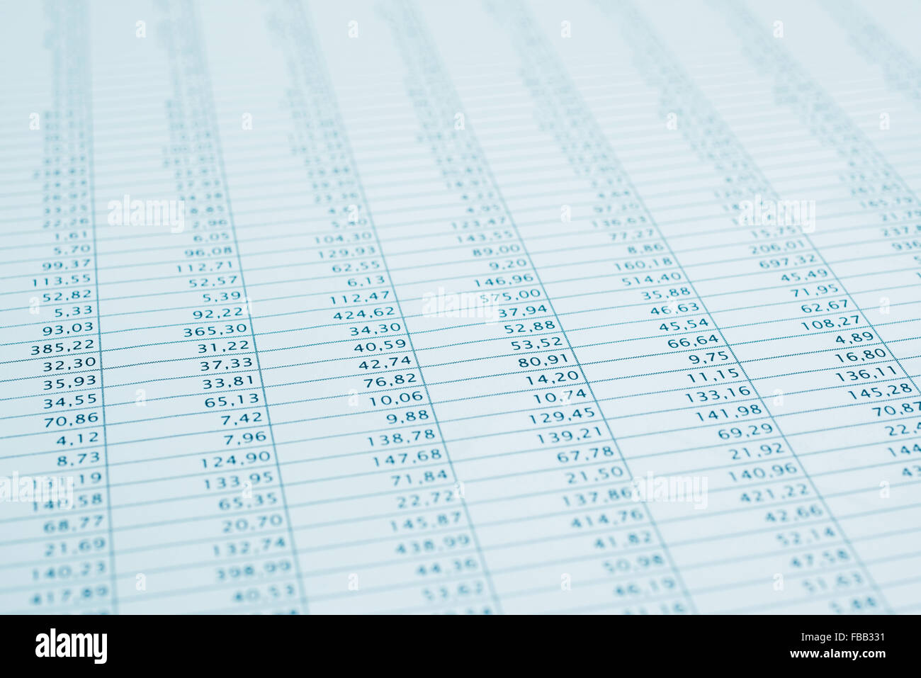 Rapport de données d'entreprise focus sélectif close up. Feuille de stats mensuels des actions. Dans les tons bleu. Banque D'Images