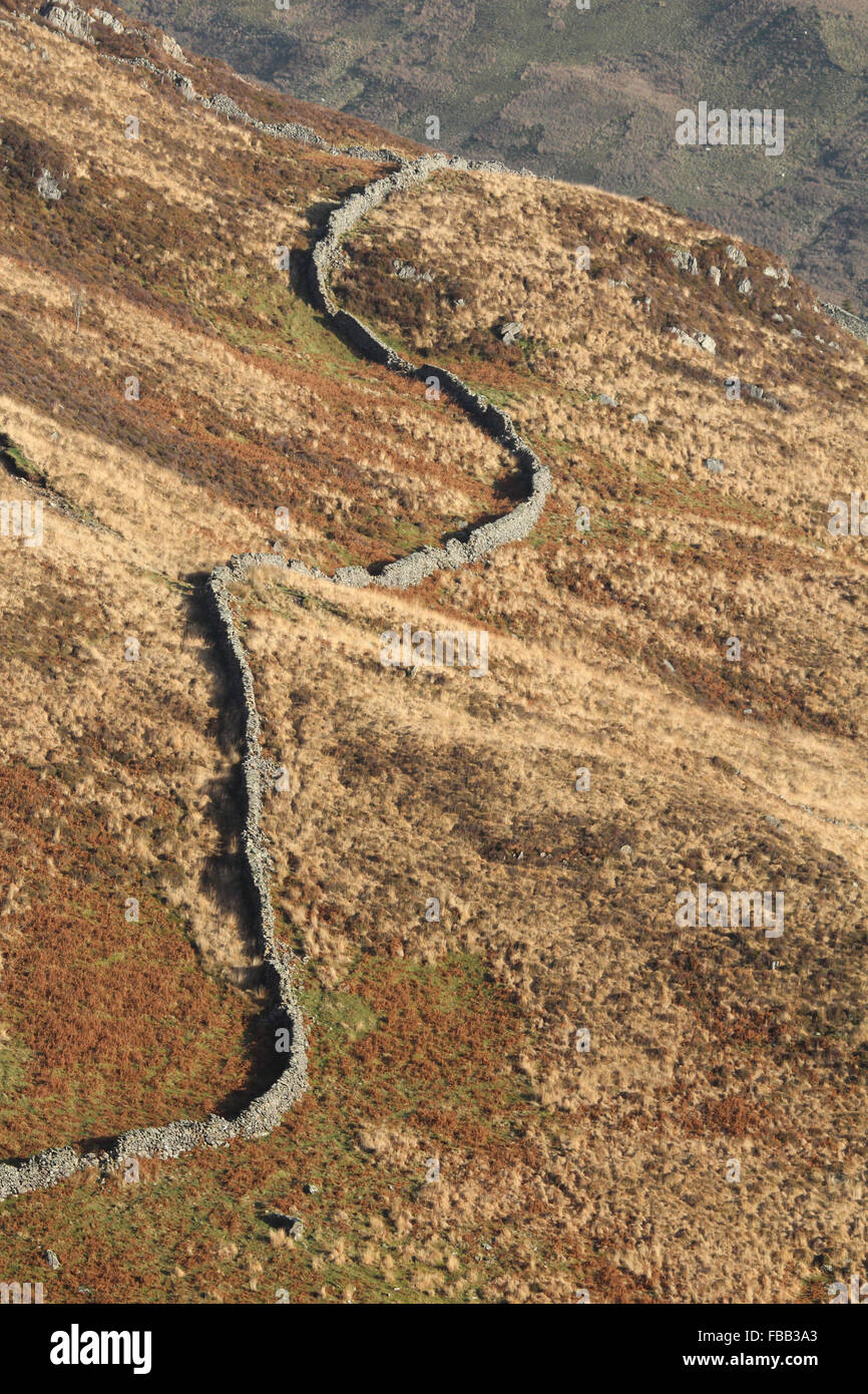Mur en pierre sèche suivant les contours du paysage, le Pays de Galles, Royaume-Uni. Banque D'Images
