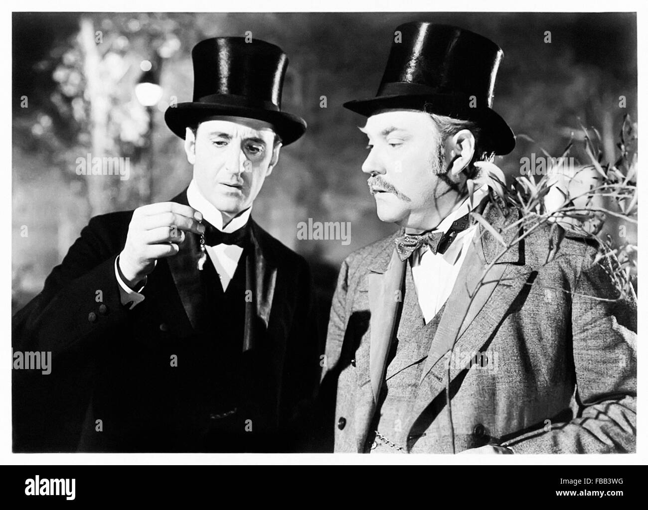 Photographie de publicité pour "Les aventures de Sherlock Holmes" 1939 film avec Basil Rathbone (Holmes) et Nigel Bruce (Watson). Banque D'Images