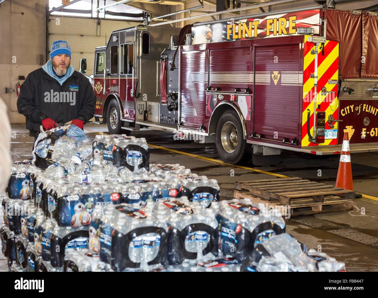 Flint, Michigan USA - 13 janvier 2016 - L'eau en bouteille est livré à la Caserne # 6 pour les résidents à aller chercher. L'eau et les filtres à eau ont été distribués après la réduction des coûts par des fonctionnaires de l'état conduit à des niveaux élevés de plomb dans l'alimentation en eau de la ville. Crédit : Jim West/Alamy Live News Banque D'Images