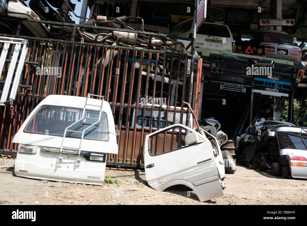 Un certain nombre de petits magasins de pièces de voiture d'occasion sur l'autoroute A1 (Autoroute de Colombo-Kandy au Sri Lanka. Banque D'Images