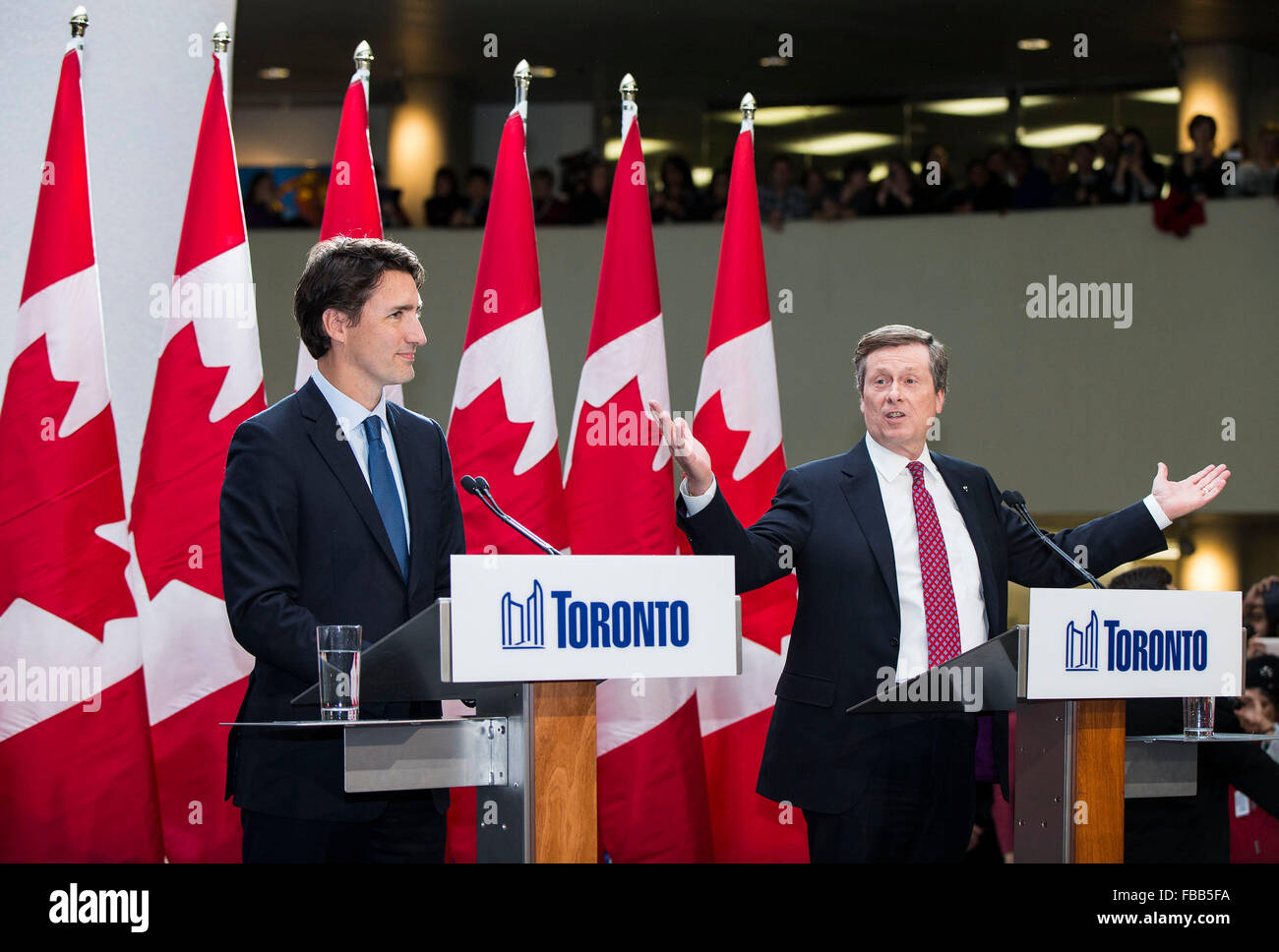 Toronto, Canada. 13 Jan, 2016. Le premier ministre du Canada, Justin Trudeau(L) et le maire de Toronto, John Tory assister à une conférence de presse à l'Hôtel de Ville de Toronto à Toronto, Canada, le 13 janvier 2016. Le premier ministre du Canada, Justin Trudeau a fait sa première visite officielle à l'Hôtel de Ville de Toronto le mercredi. Credit : Zou Zheng/Xinhua/Alamy Live News Banque D'Images