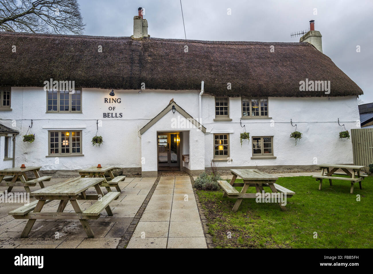 North Bovey, Devonshire, Angleterre, Royaume-Uni, 13 janvier 2016 Ring de cloches 13e siècle pub Devonshire à North Bovey, presque détruit par le feu. Cette photo a été prise le 12 janvier 2016, moins de 24 heures avant l'incendie dévastateur. Credit : Douglas Lander/Alamy Live News Banque D'Images