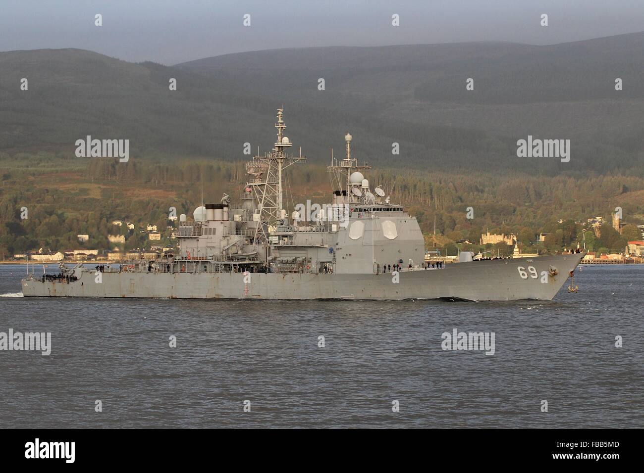 USS Vicksburg, un croiseur de la classe Ticonderoga de l'US Navy, arrivant pour l'exercice Joint Warrior 14-2. Banque D'Images