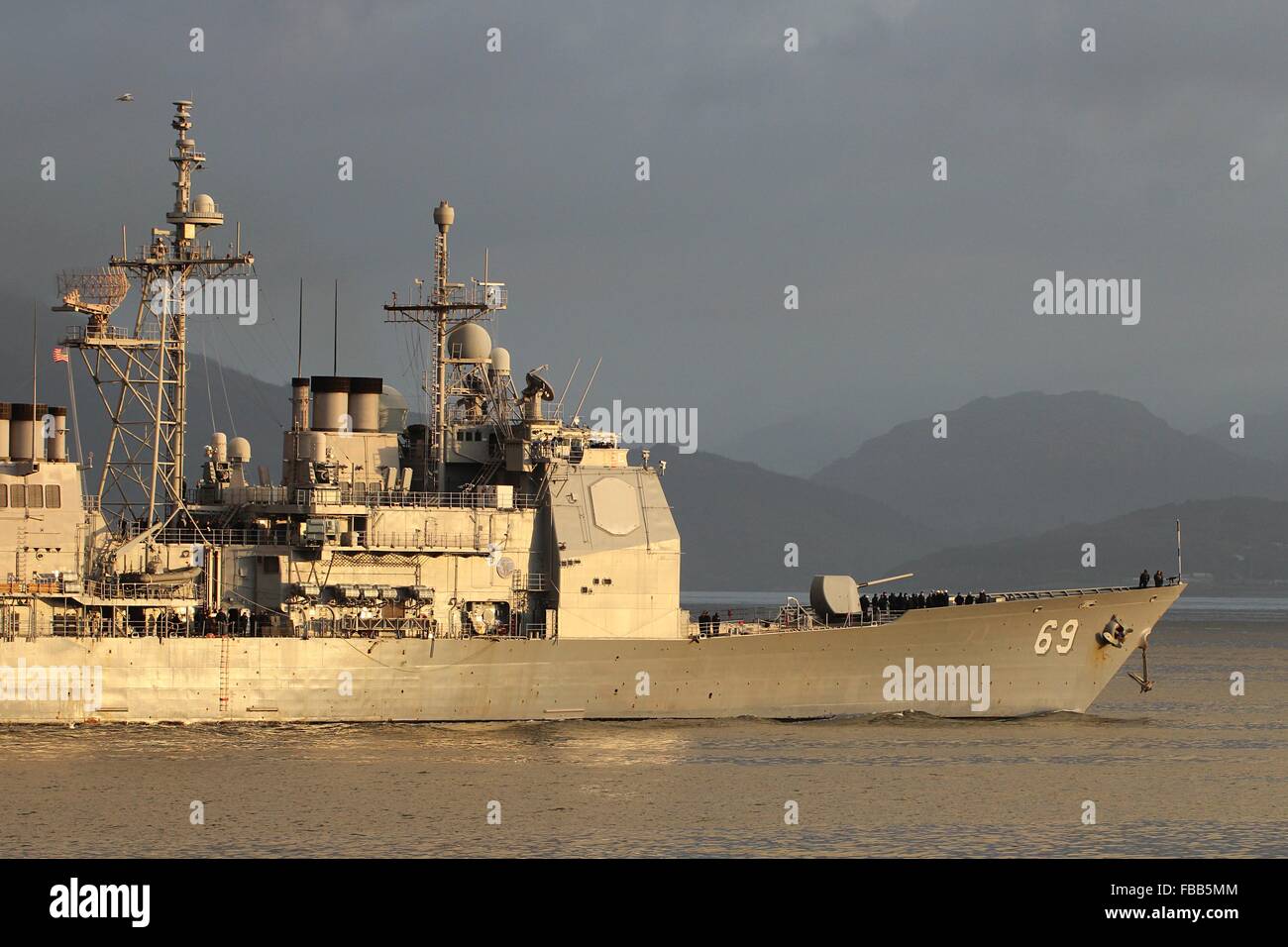 USS Vicksburg, une classe Ticonderoga croiseur lance-missiles de la Marine américaine, au cours de l'exercice Joint Warrior arrivées pour 14-2. Banque D'Images