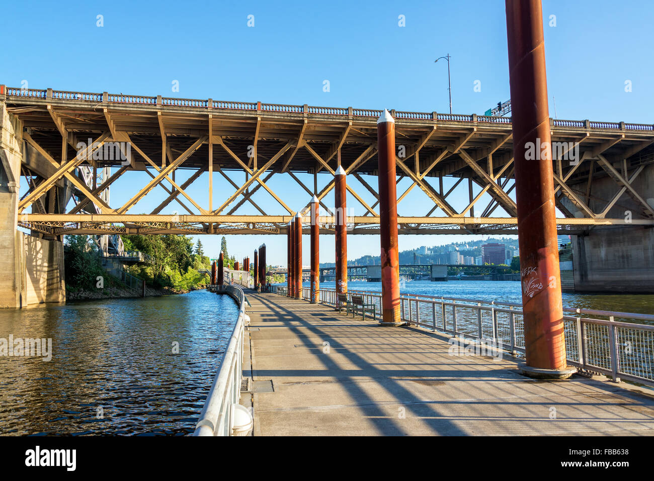 Vue de l'Esplanade Eastbank sur la rivière Willamette à Portland, Oregon Banque D'Images