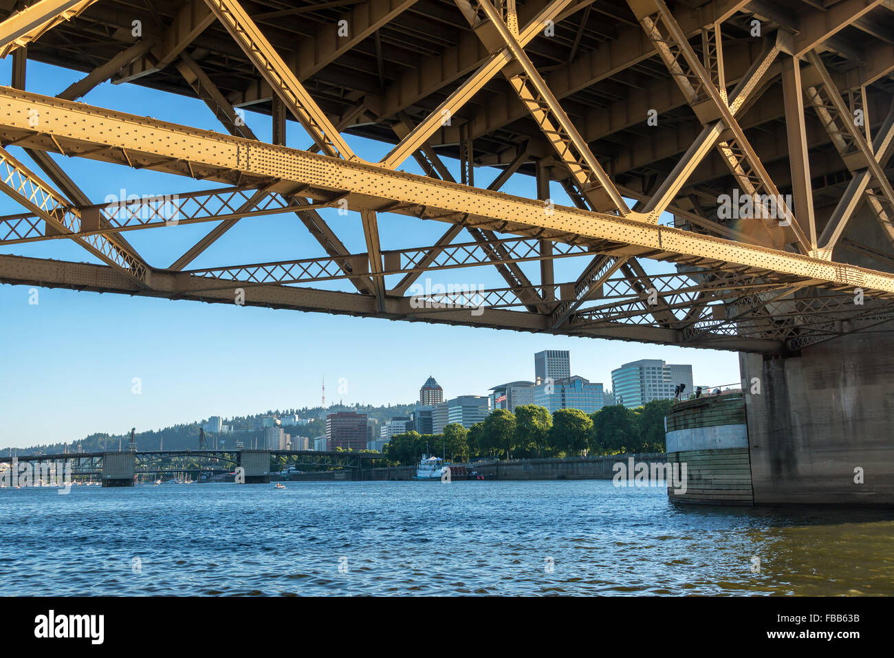 Vue sur le centre-ville de Portland, Oregon comme vu du dessous du pont Morrison Banque D'Images