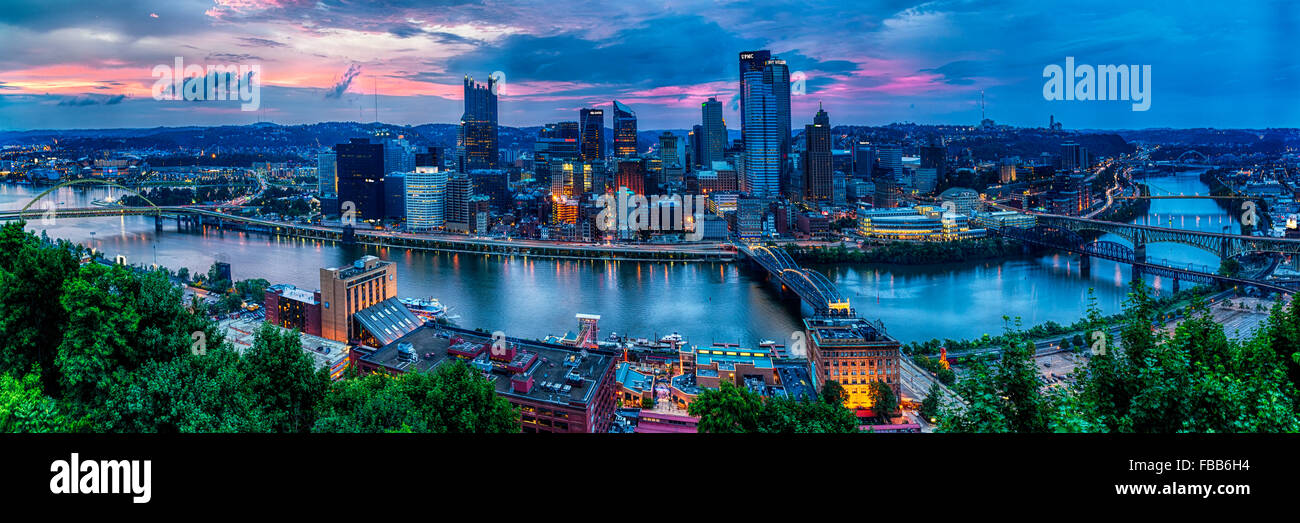 Portrait de la Pittsburgh Skyline at Sunset de Mt Washington, Pennsylvanie Banque D'Images