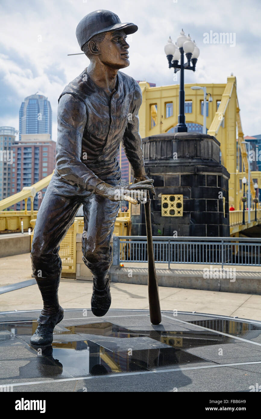 Une statue de Roberto Clemente en dehors de PNC Park , Pittsburgh, Pennsylvanie Banque D'Images