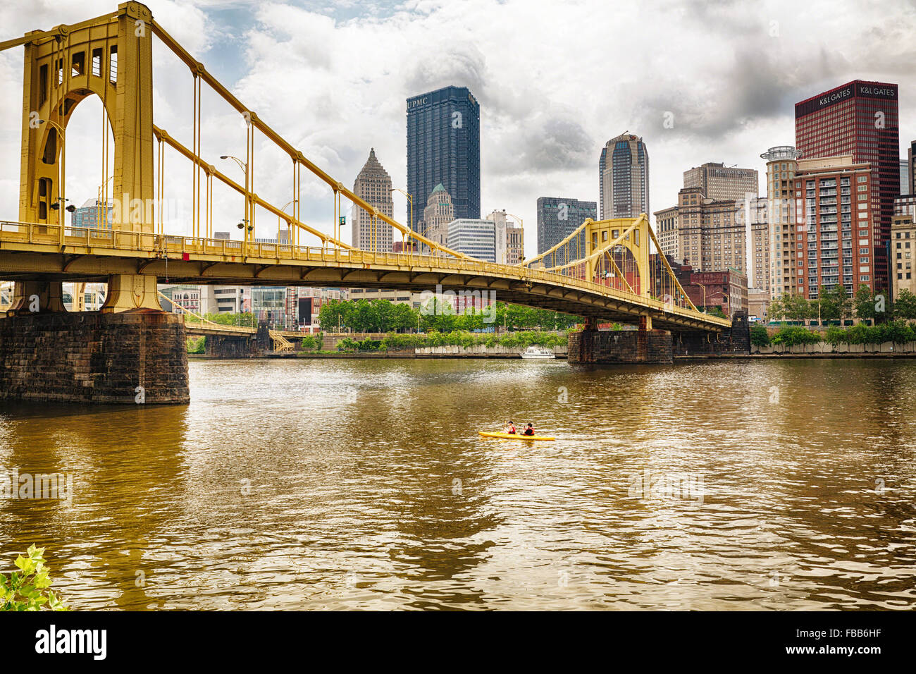 Vue rapprochée de l'Andy Warhol Pont sur la rivière Allegheny à partir de la rive nord du sentier, Pittsburgh, Pennsylvanie Banque D'Images