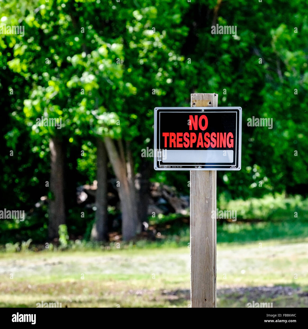 Une entrée interdite signer monté sur un post, avec un fond d'arbres. USA. Banque D'Images
