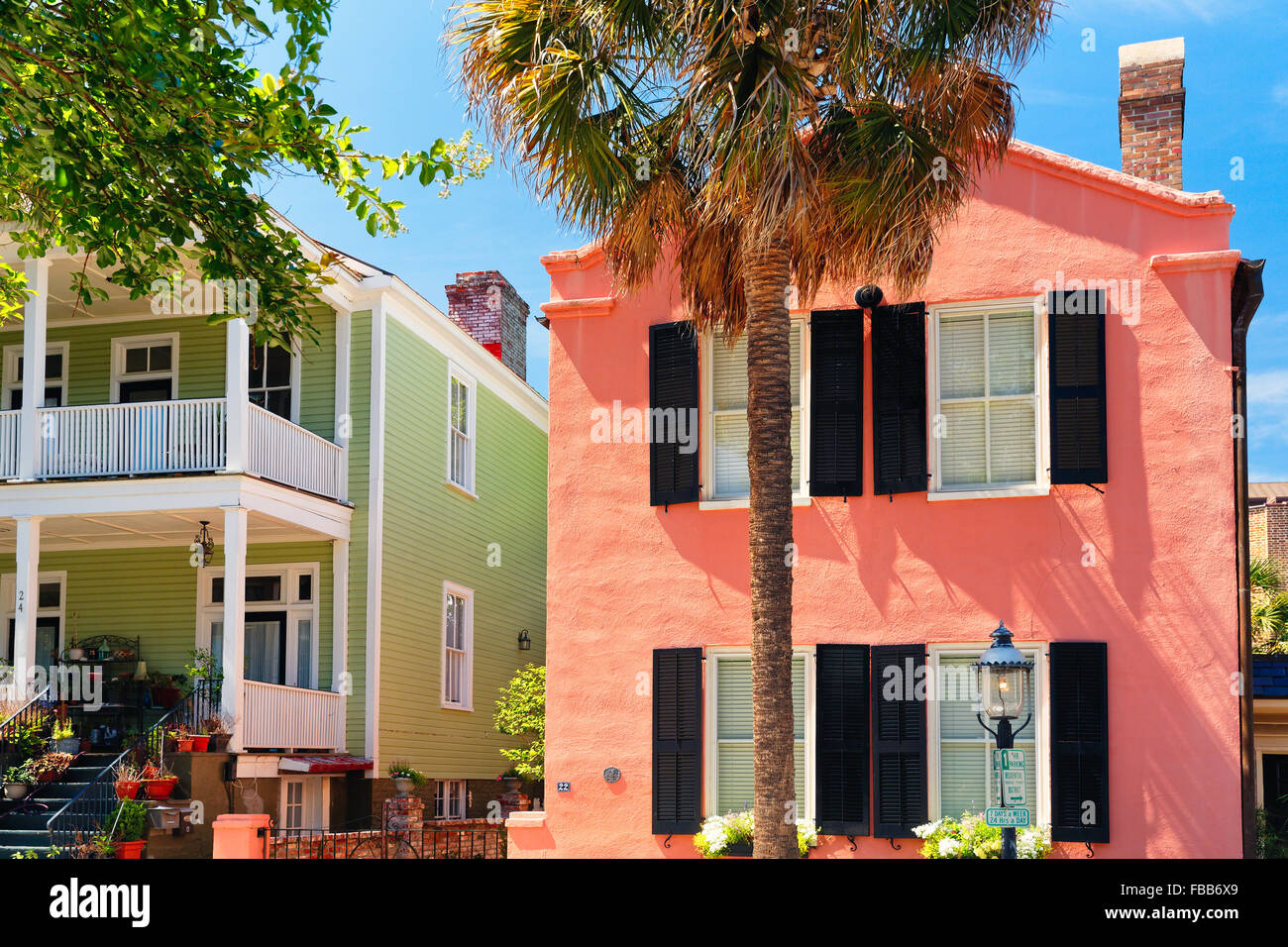 Low Angle View de charmantes maisons colorées dans la ville historique de Charleston, Caroline du Sud Banque D'Images