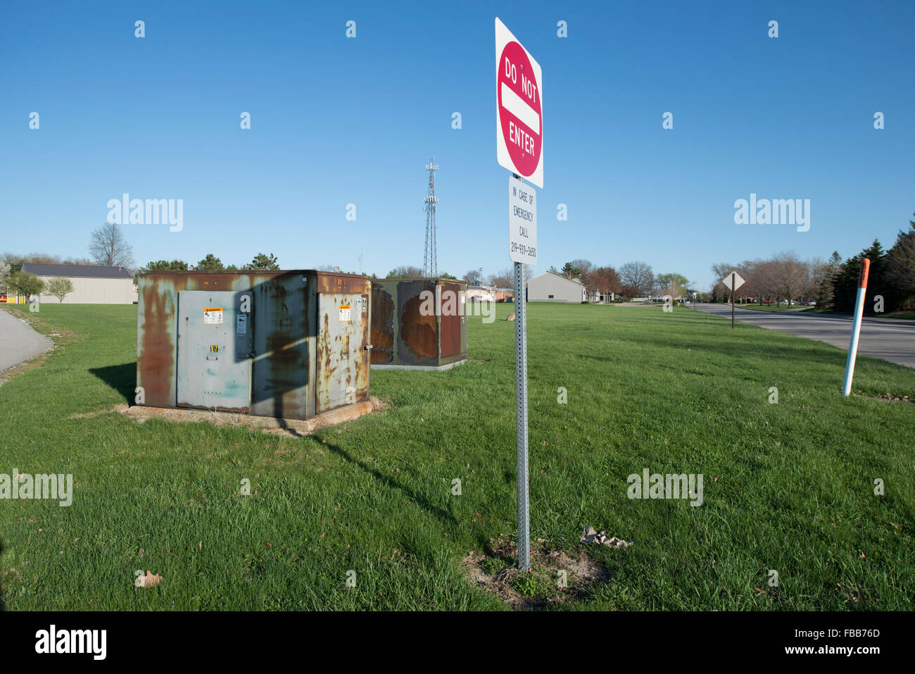 'Ne pas entrer' road sign debout devant des transformateurs électriques dans la zone Banque D'Images