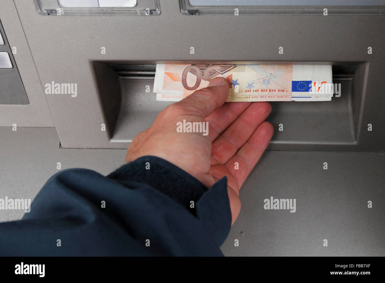 Dimensions des cinquante euros de billets à un distributeur de billets Banque D'Images