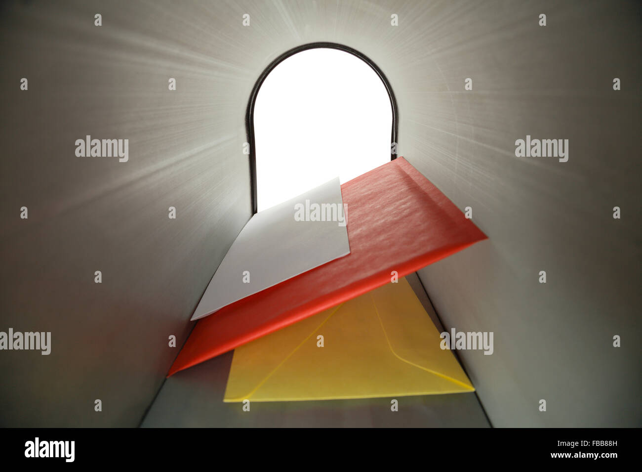 Trois lettres en blanc à l'intérieur de boîte aux lettres à l'extérieur. Banque D'Images