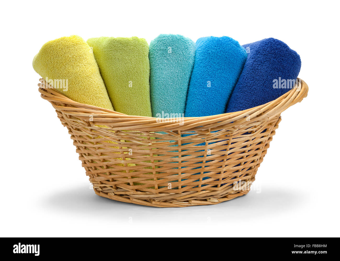 Panier en osier avec des serviettes pliées isolé sur fond blanc. Banque D'Images