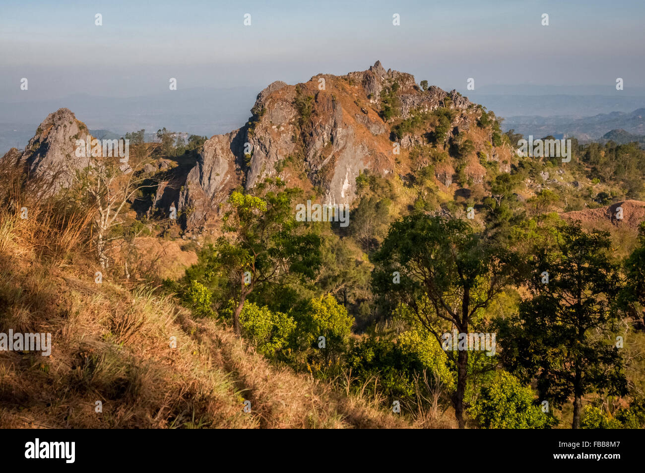 Collines calcaires dans le village de Fatumnasi, Timor Centre Sud, Nusa Tenggara est, Indonésie. Banque D'Images