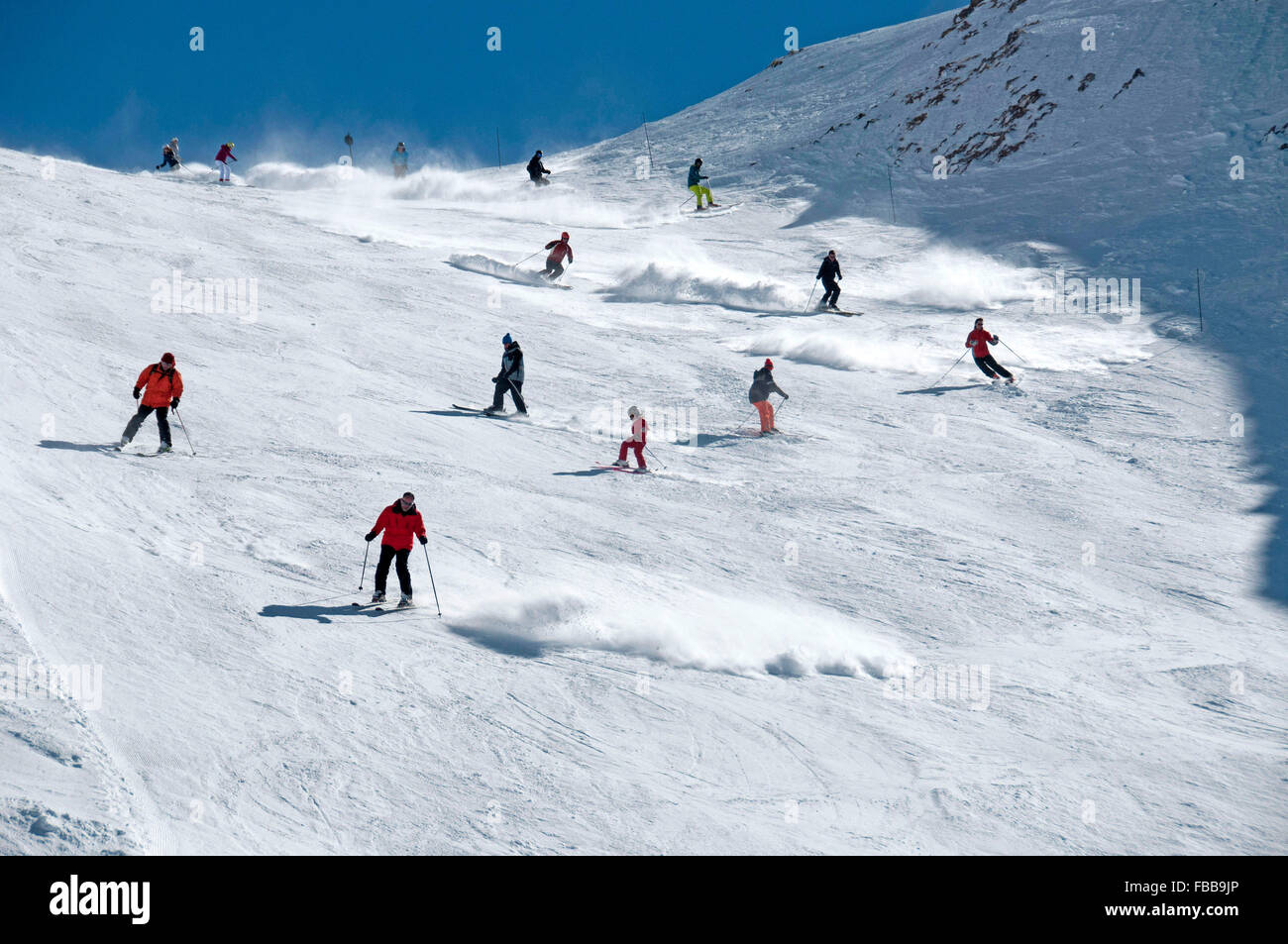 Les skieurs à faire leur chemin vers le bas le Diable Super ski run noir au-dessus de la station de ski des Deux Alpes, l'Europe. Banque D'Images