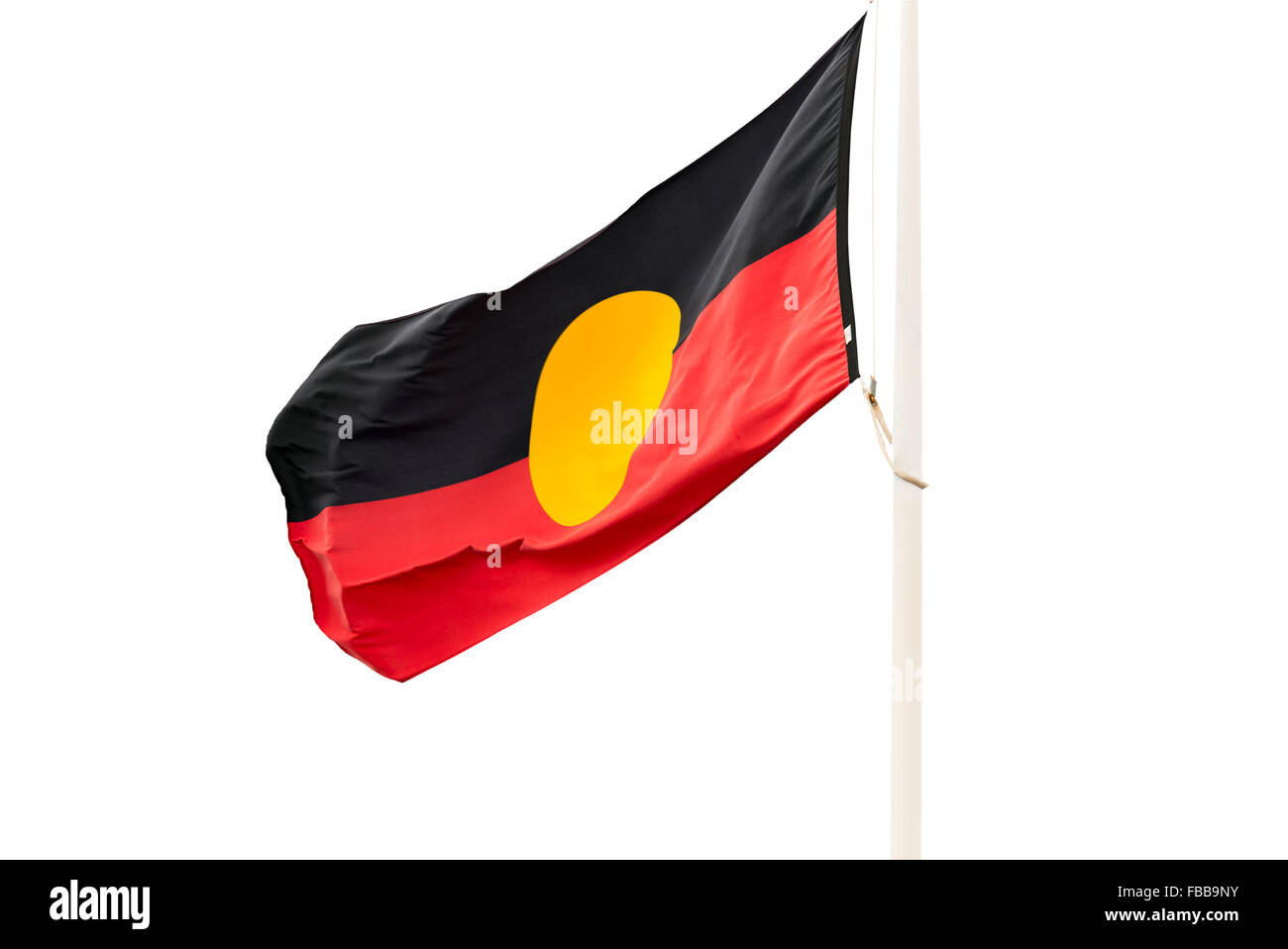 En agitant le drapeau Aborigène sur fond blanc Banque D'Images