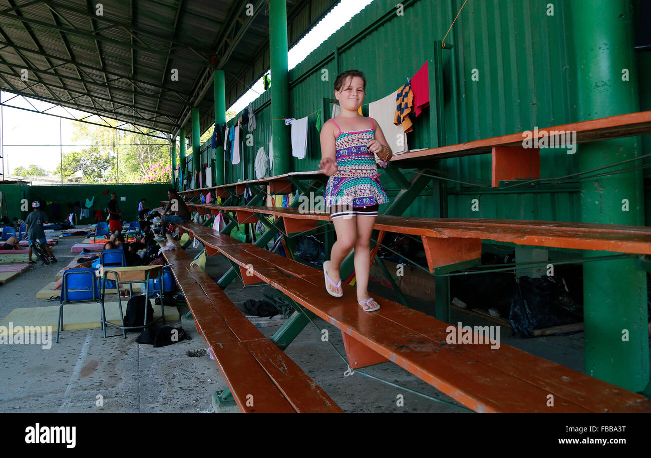 (160114) -- LA CRUZ, 14 janvier 2016 (Xinhua) -- une jeune fille migrants cubains promenades dans un abri à la Cruz, Costa Rica, le 13 janvier 2016. Le Mexique a reçu mercredi, le premier groupe de 180 migrants cubains, d'environ 8 000 qui ont été bloqué pendant deux mois au Costa Rica après cherchant à obtenir aux États-Unis. Il a fait partie du programme pilote, après qu'un accord a été signé entre le Belize, Costa Rica, El Salvador, Guatemala, Mexique et Panama, pour les faire voler sur le Nicaragua, qui avait fermé ses frontières en novembre. Le groupe est arrivé en bus à Ciudad Hidalgo au Chiapas du Guatemala où ils ont été accueillis Banque D'Images