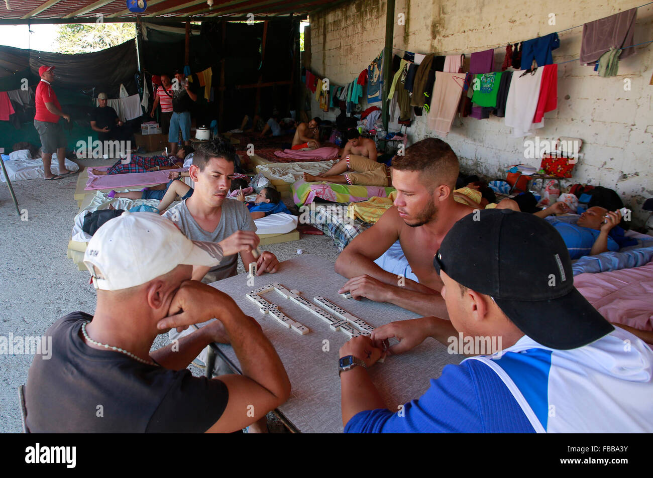 (160114) -- LA CRUZ, 14 janvier 2016 (Xinhua) -- les migrants cubains jouer aux dominos dans un abri à la Cruz, Costa Rica, le 13 janvier 2016. Le Mexique a reçu mercredi, le premier groupe de 180 migrants cubains, d'environ 8 000 qui ont été bloqué pendant deux mois au Costa Rica après cherchant à obtenir aux États-Unis. Il a fait partie du programme pilote, après qu'un accord a été signé entre le Belize, Costa Rica, El Salvador, Guatemala, Mexique et Panama, pour les faire voler sur le Nicaragua, qui avait fermé ses frontières en novembre. Le groupe est arrivé en bus à Ciudad Hidalgo au Chiapas du Guatemala où ils étaient m Banque D'Images